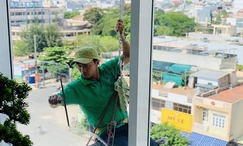 Dịch vụ vệ sinh kính tòa nhà